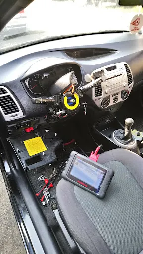 Elektryk samochodowy